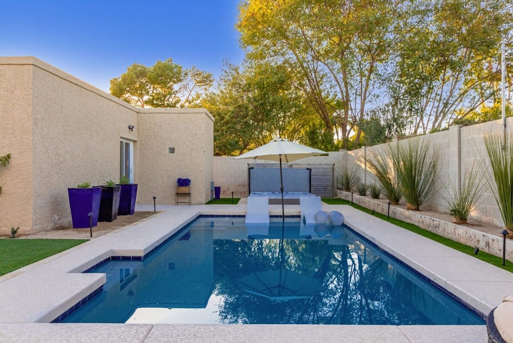 Executive Retreat Pool Spa AZ Canal Trail BBQ