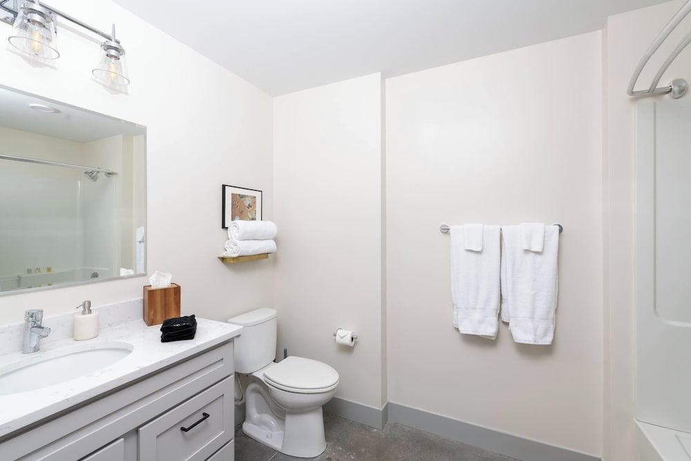 Brewery District Apartment Near Fiserv with Rooftop, Gym, and Parking