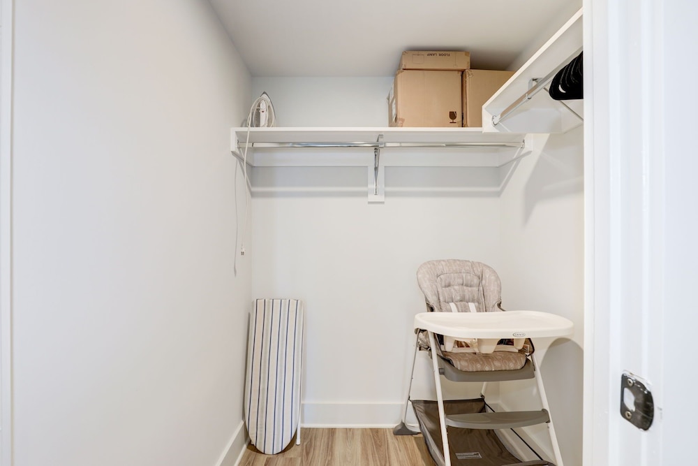 Elegant 2BR Apartment Minutes From DC