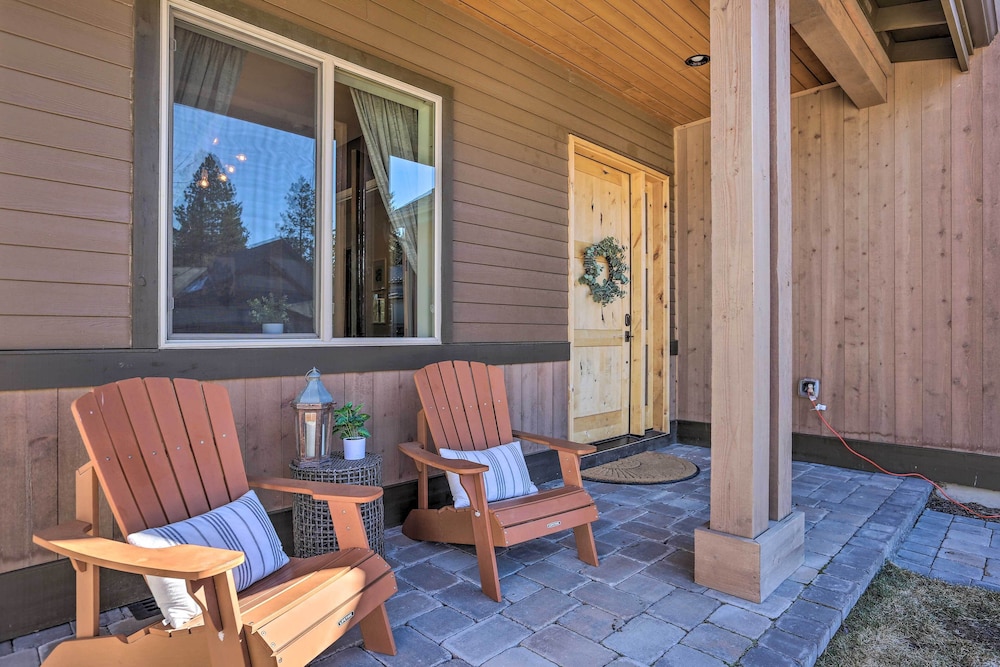 Modern Mtn Oasis w/ Patio, Hot Tub & Grill!