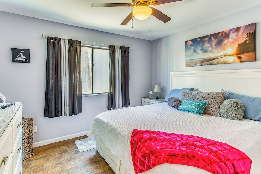 Walk to Ocean: Myrtle Beach Townhome w/ Patio