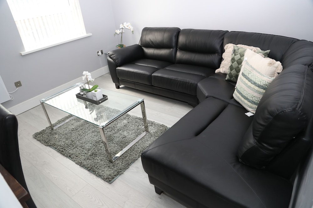 Apt - Sleeps 3 - Parking - Stn Close