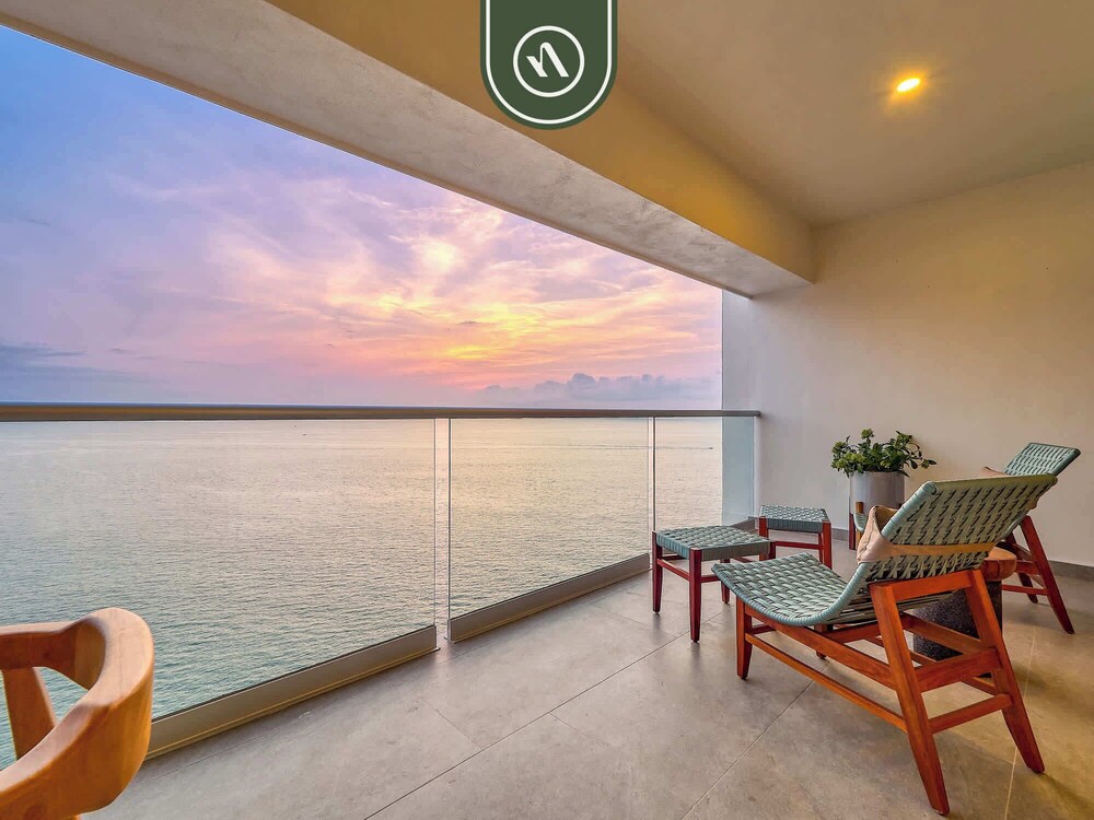 Luxury Oceanfront 3 BR Condo - Pools