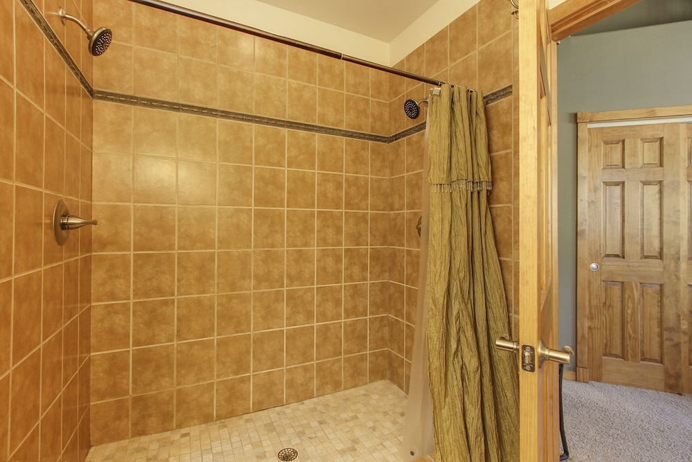 The Twin Owls 21a 2 Bedroom Condo by RedAwning - Property Image 34