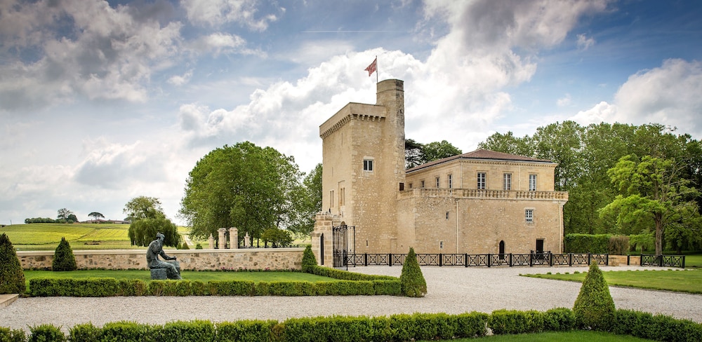 Château La Tour Carnet - B.Magrez Luxury Wine Experience