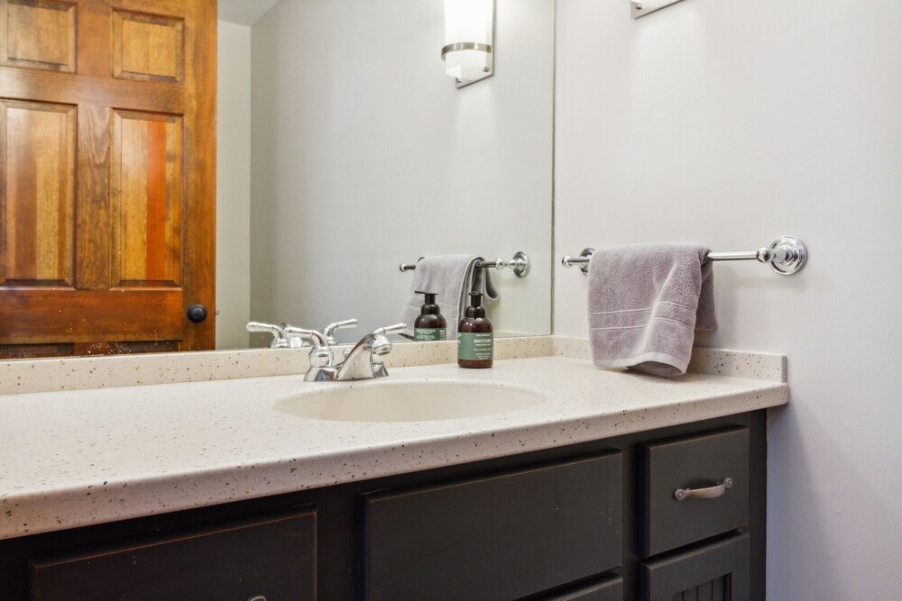 Slopeside In Okemo - Beautifully Renovated Spacious Family Townhouse 3 Bedroom Townhouse by RedAwning view 3