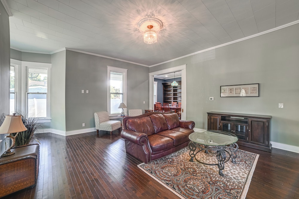 9 Mi to Kentucky Lake: Spacious Victorian Home!