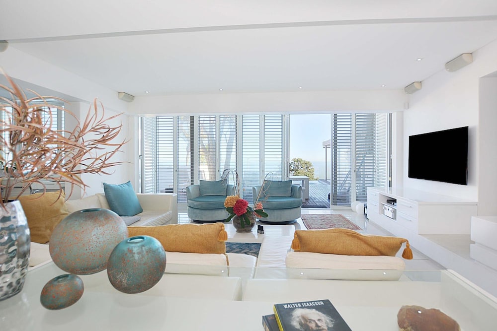 Villa Bleu Blanc in Camps Bay With Pool and Views