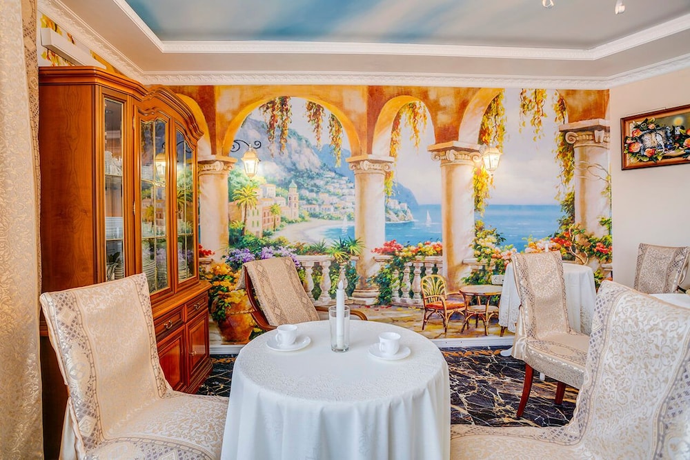 Golden Hotel