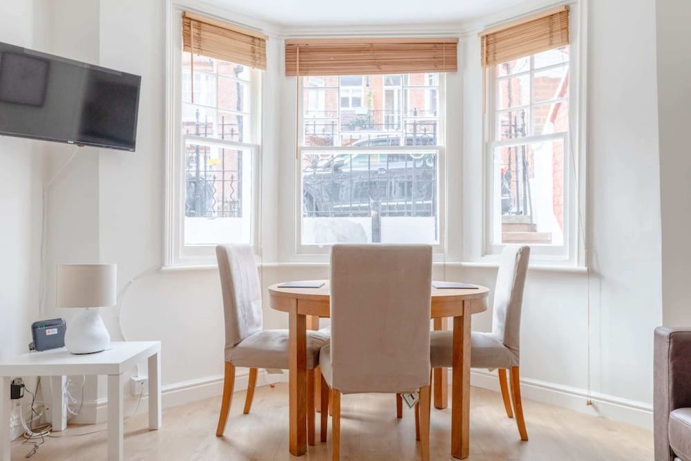 Beautifully Presented 2BD Flat W/patio- Kensington