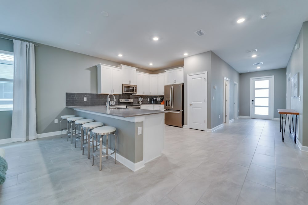 9 Bedroom Family Friendly Retreat - Private Pool