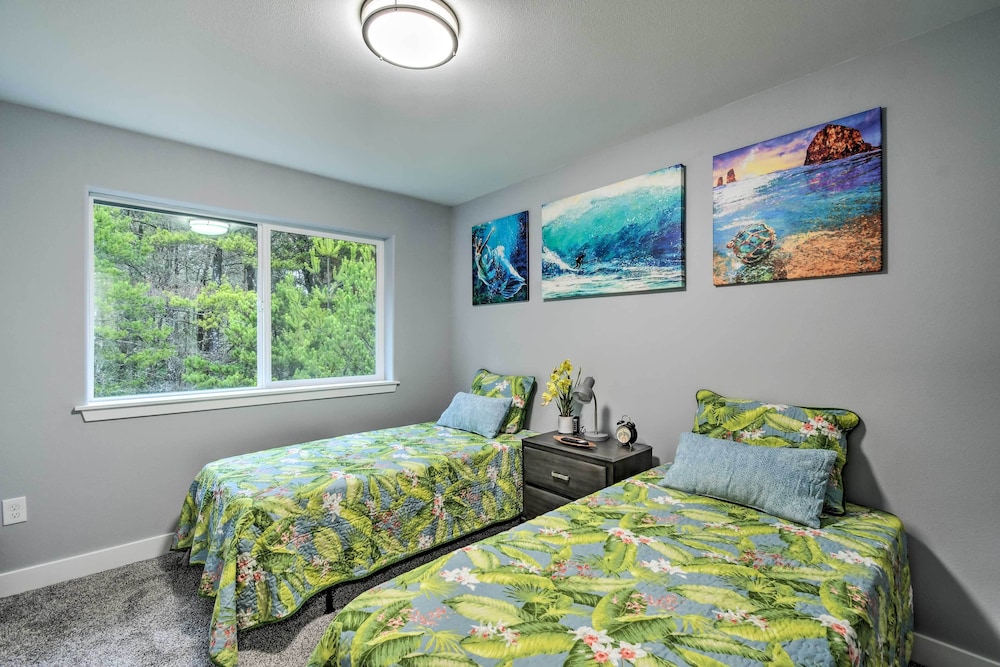 Chic Westport Getaway w/ Hot Tub & Fireplace! view 2