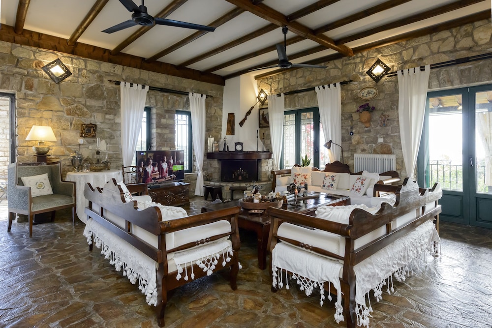 Majestic Chateau - Spectacular Seascapes & Pool