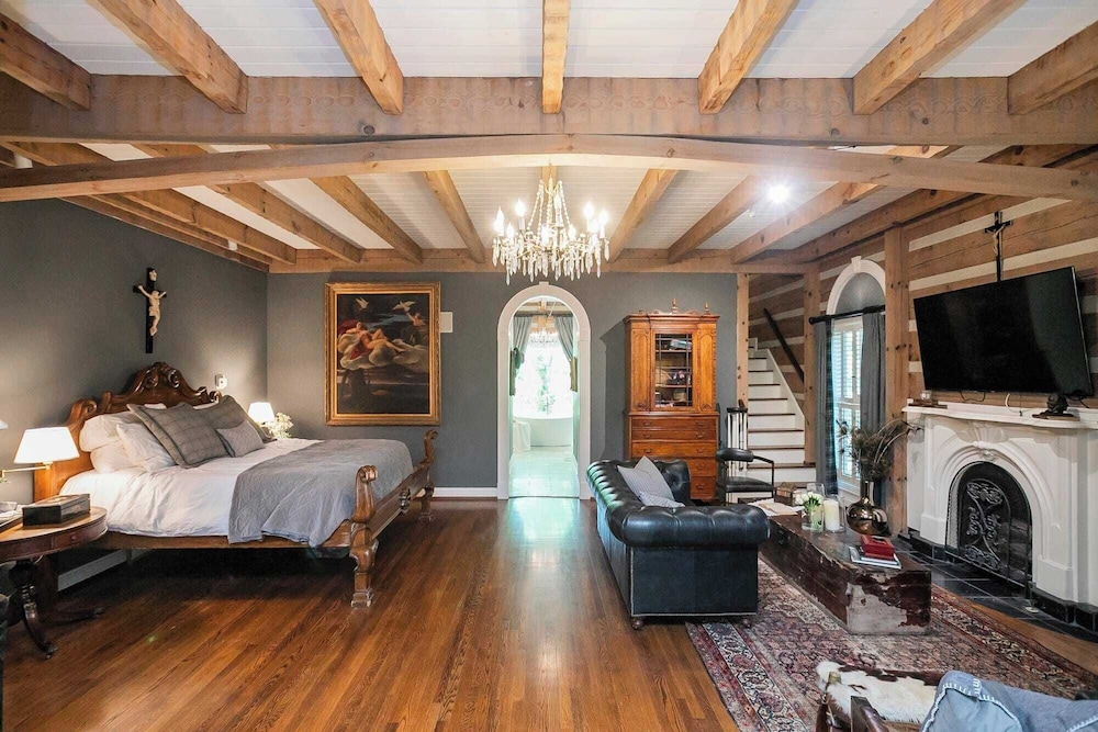 35 Acre Villa w/ Pool, Spa, Wine Cellar & Gym + Near Golf Club La Pearla Ranch by Avantstay