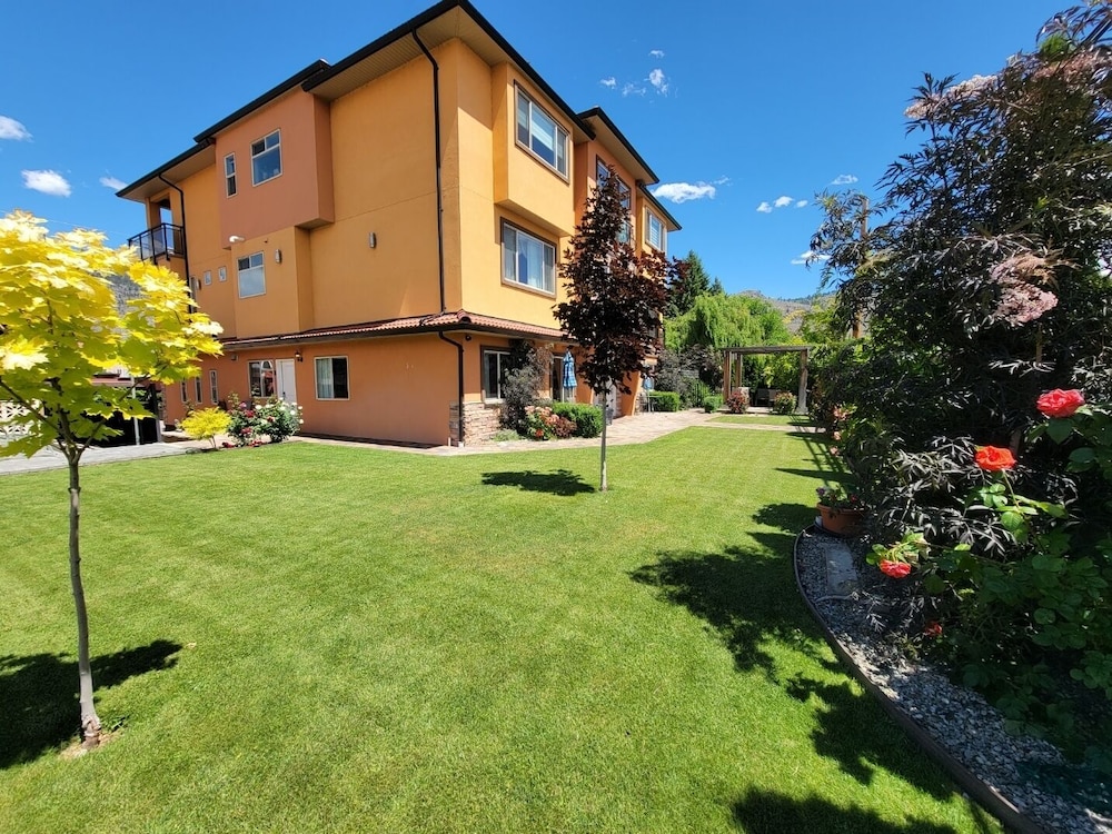 Sahara Suites
