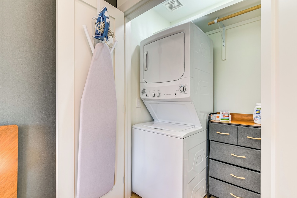 Walk to Shops & Restaurants: Chic Galveston Studio