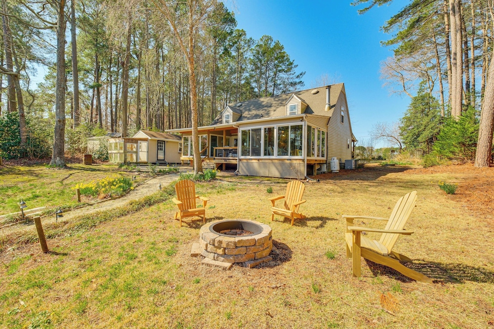 Dock, Sunrooms & Fire Pits: Deltaville Home!