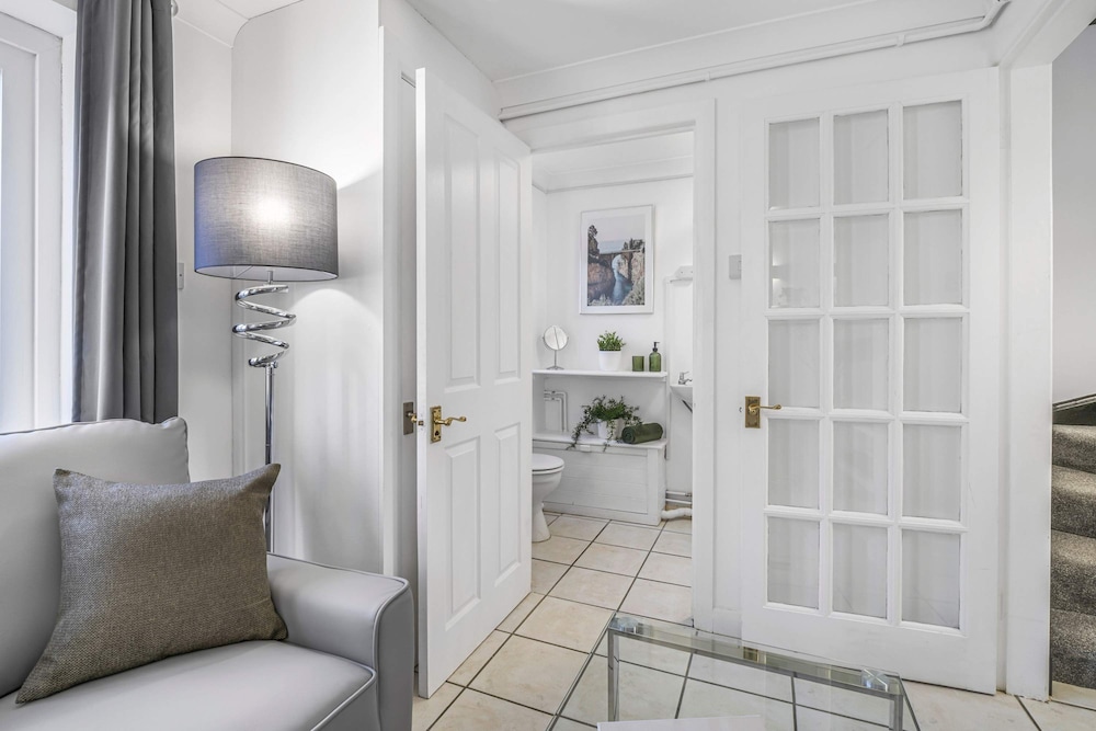 Elegant 4BR House Near City Centre Angus Suites