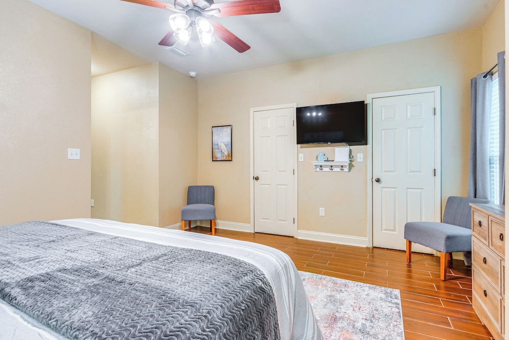 Spacious Yard! Navarre Home in Quiet Neighborhood