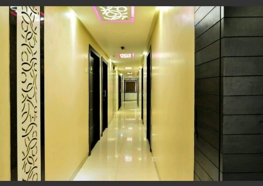 hotel skylawn surat