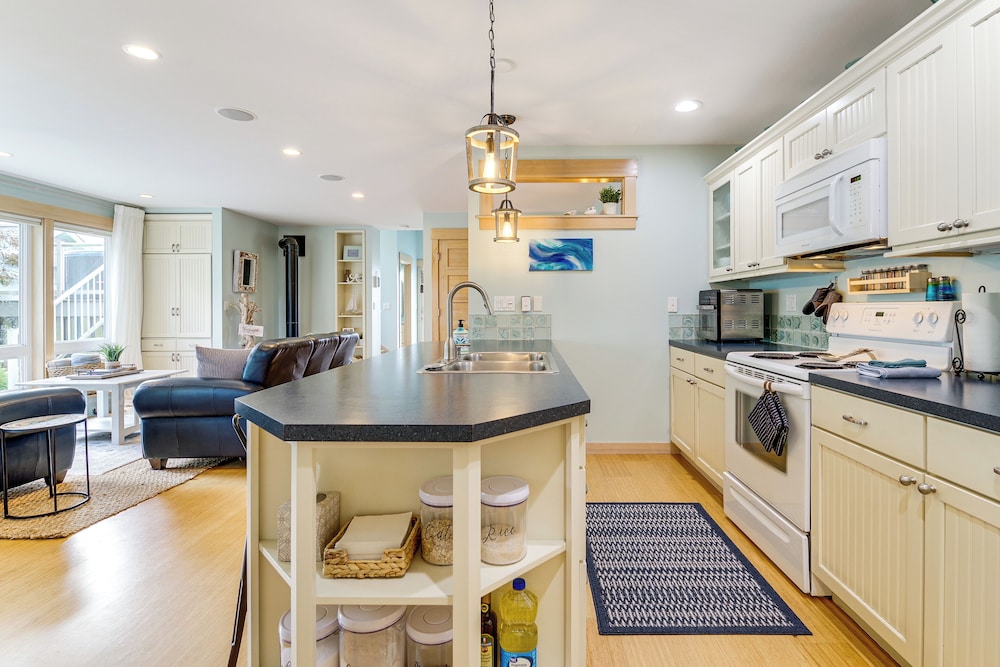 Steps to Beach: Home w/ Hot Tub in Oak Harbor!