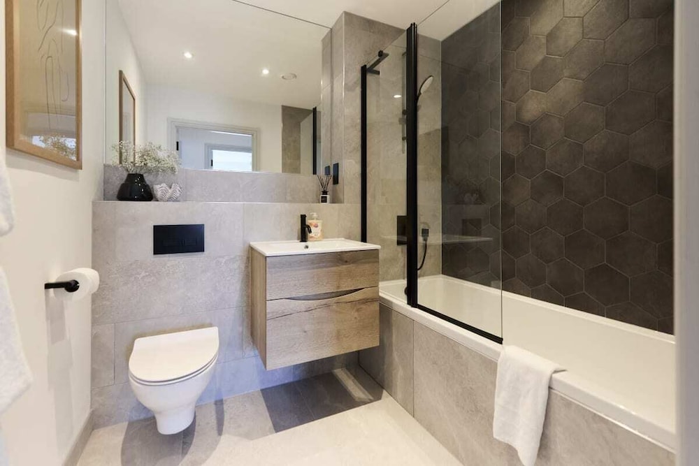 The South Wimbledon Escape - Lovely 3bdr With Balcony