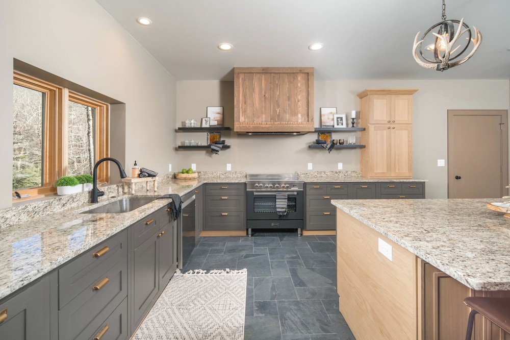 2 Mi to Beech Mtn Resort! 8,000-sq-ft Luxe Escape