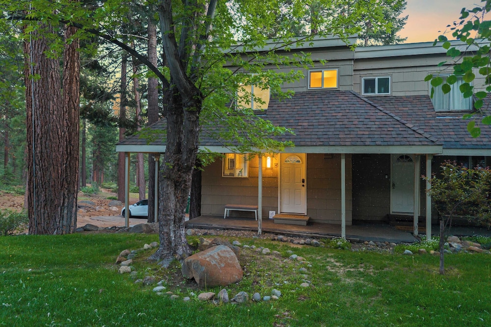 Cozy Forest Hideaway in Incline Village Private Balcony Sierra Solace by Avantstay