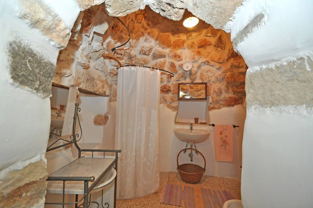 Trullo dei Beneficati a Pochi Metri dal Mare
