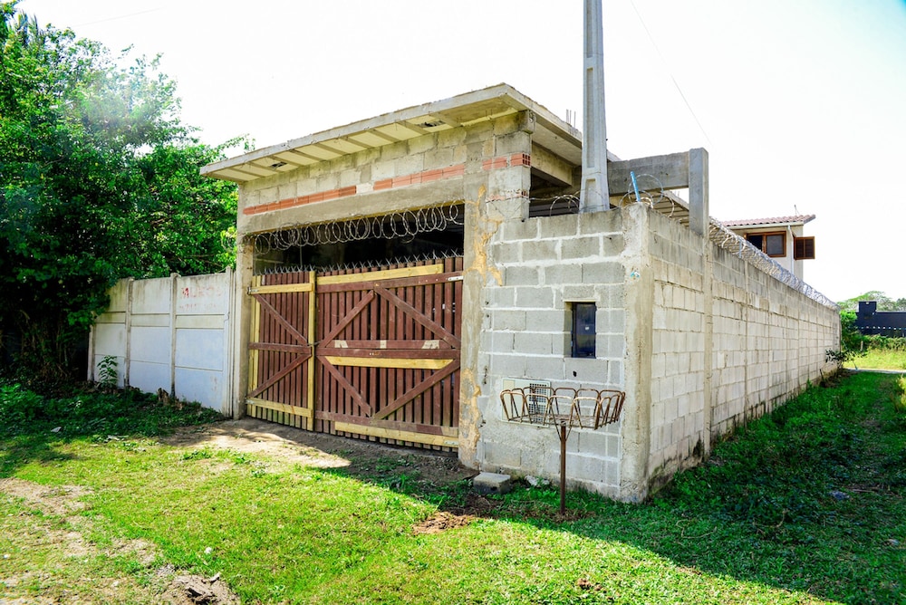Chal com Piscina e Churrasq em Caraguatatuba SP
