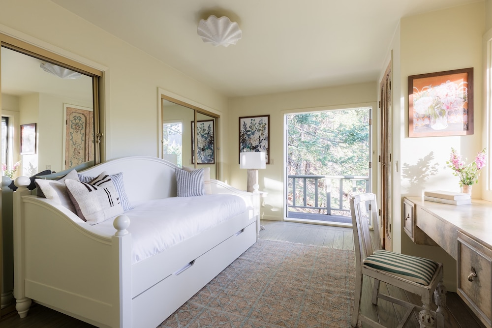 Everett by Avantstay 5mins to Palisades Tahoe! w/ HOT TUB - Property Image 27