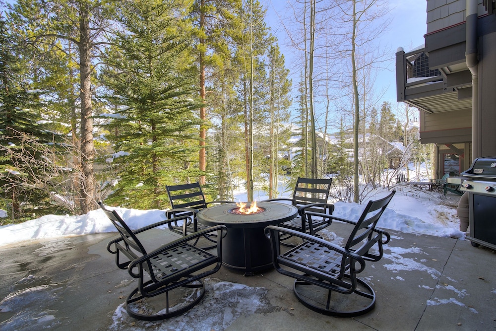 Updated, Modern Townhome With Private Garage 2 Bedroom Condo