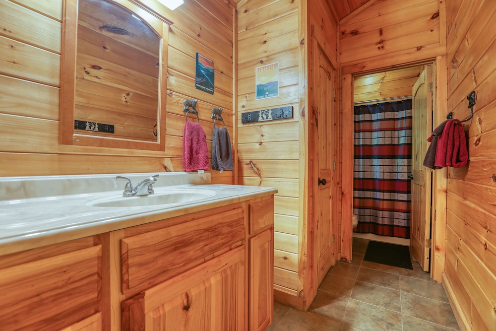 Elk Run On Cosby Creek - 2 Bedrooms, 2 Baths, Sleeps 7 Cabin by RedAwning