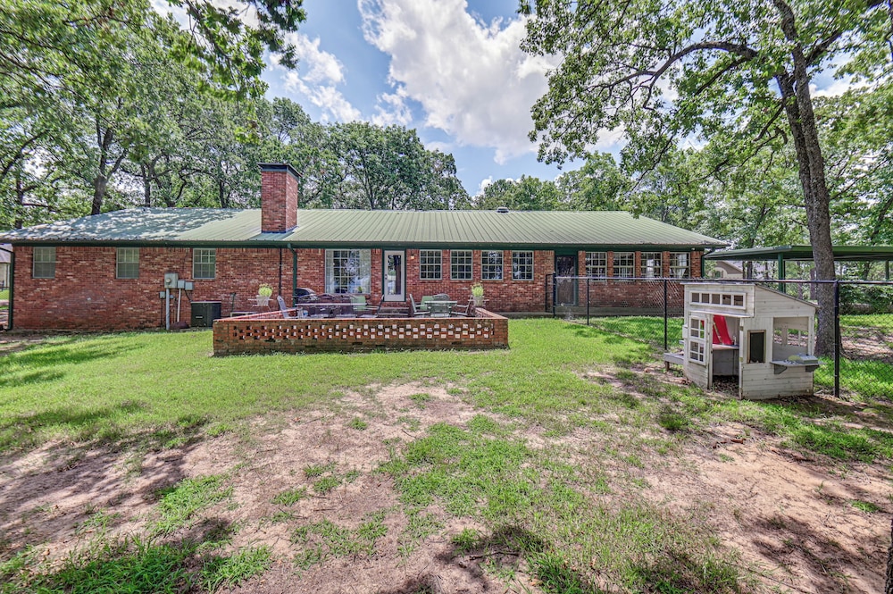 Home w/ Lake Texoma View, Game Room & Bar