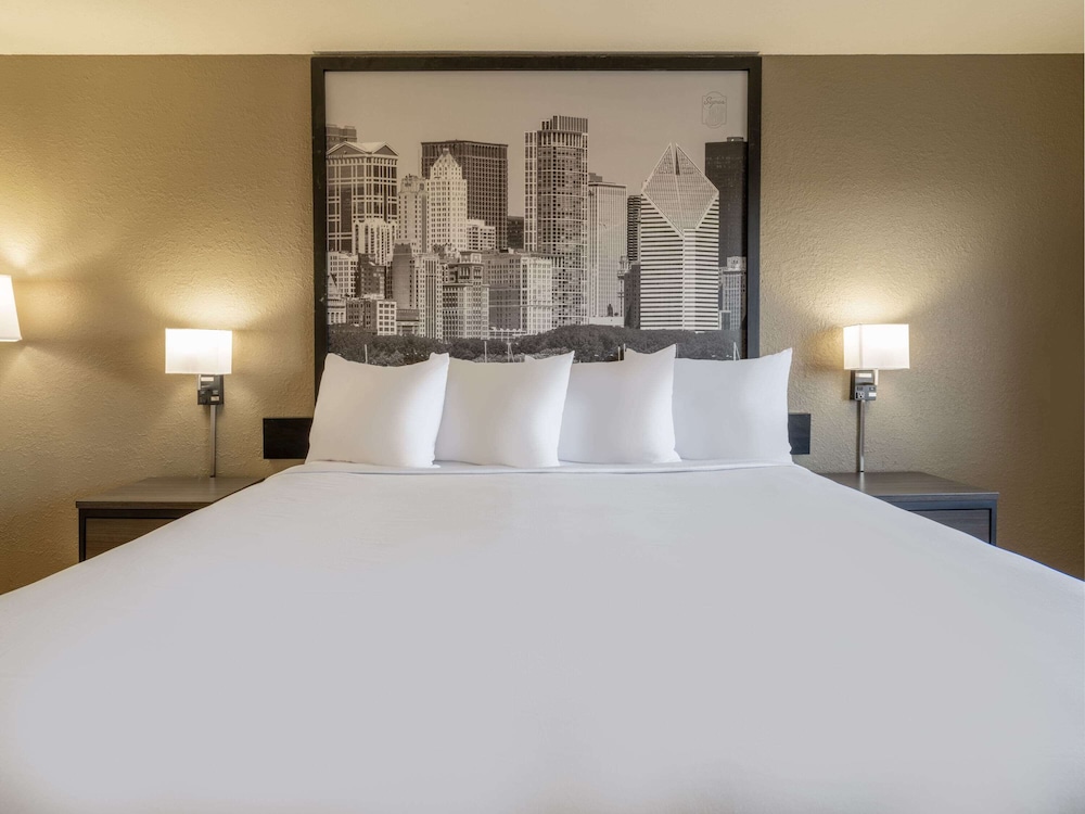 Super 8 by Wyndham Clinton view 5