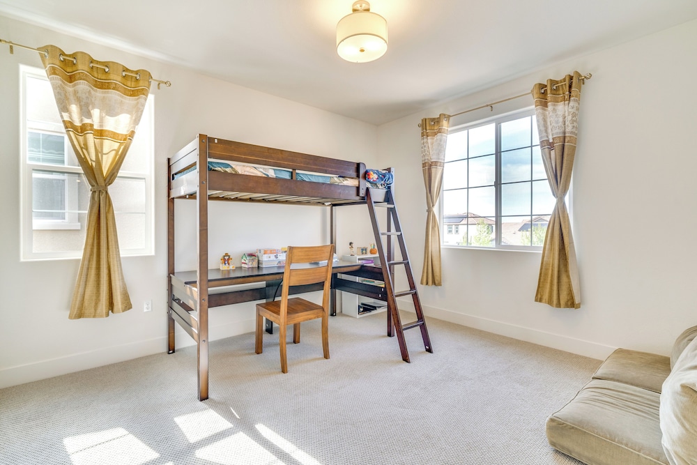 Pool Paradise: Spacious Tracy Home w/ Yard!