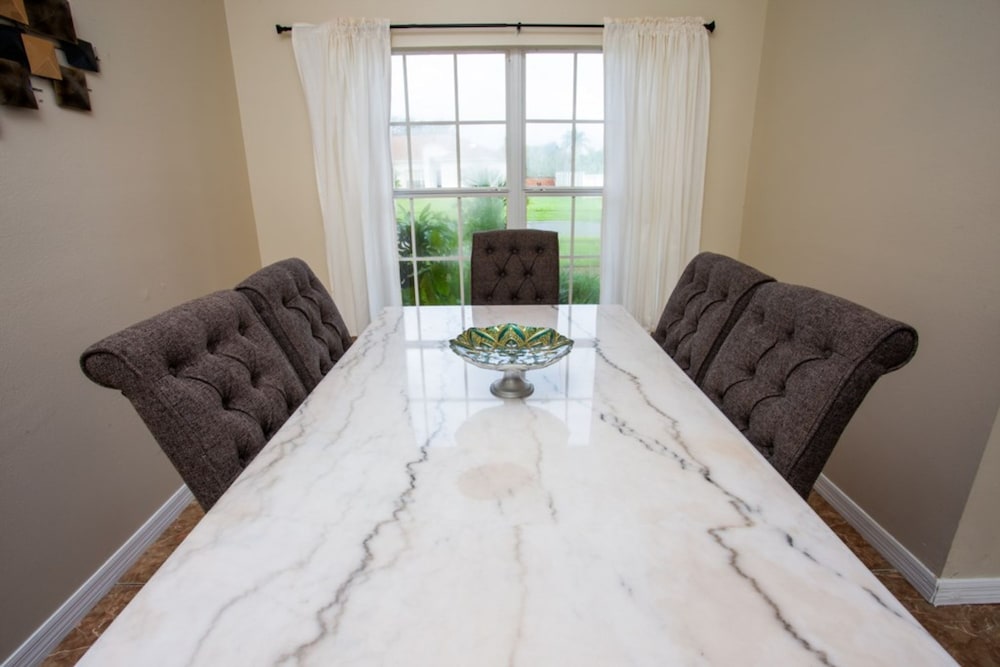 Cheerful 5 bed - 4 Bath Spacious Home