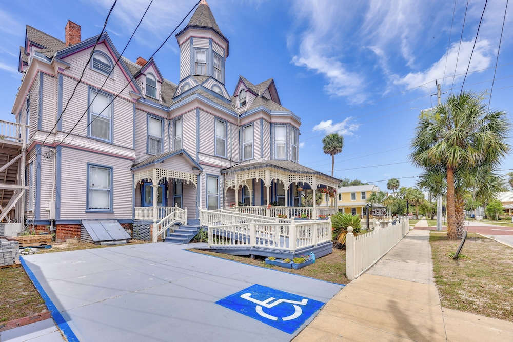 Grand Gables: Home 1 Block to St Johns River