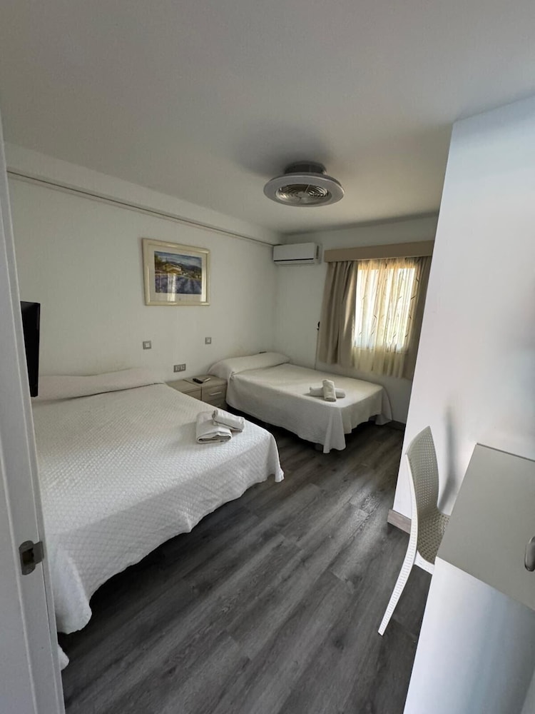 Las Americas 1-bed Apt, Sleeps 5, Pool, Parking