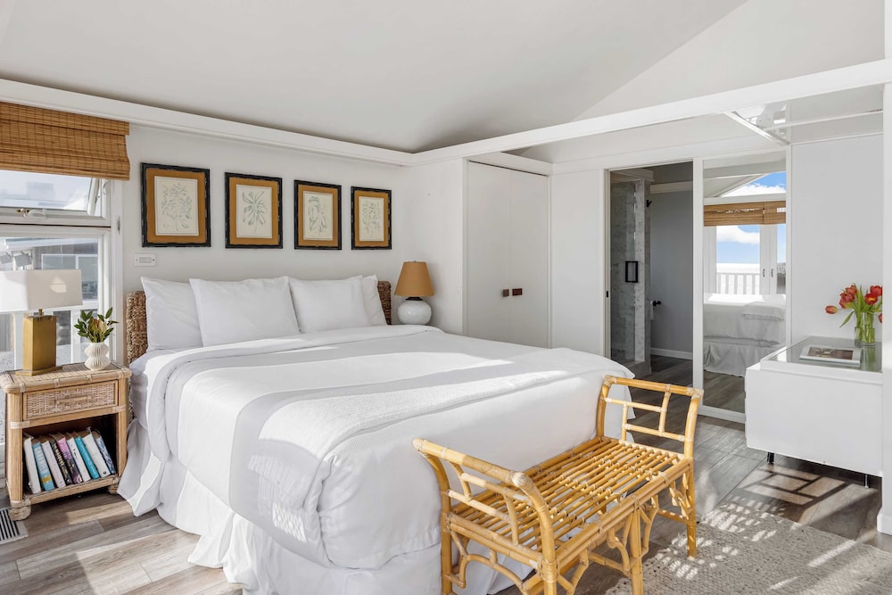 Unbeatable Beachfront Bliss w/ Ocean Views, Luxe Interiors & Patio Beach Road