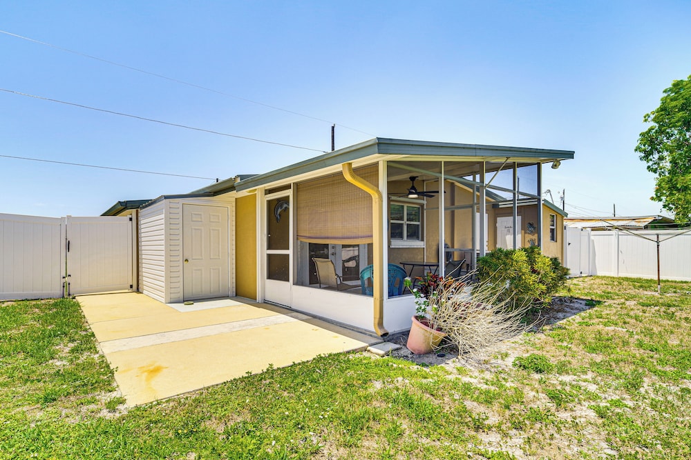 1 Mi to Lake Jackson: Home w/ Screened Patio!
