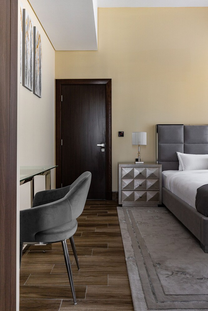 GLOBALSTAY. J One Tower Apartments