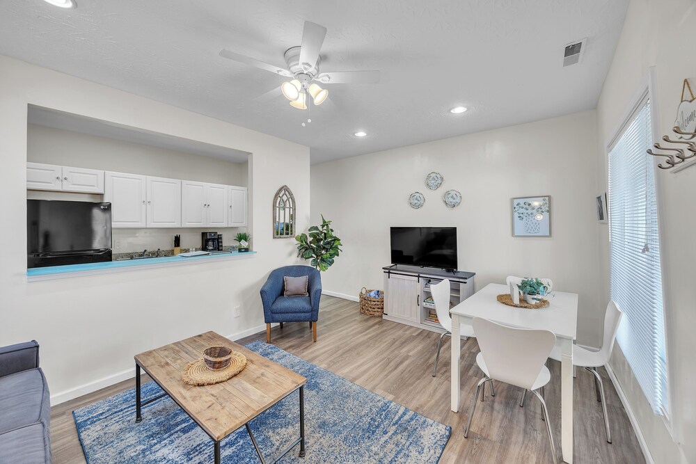 Cozy 2 Bedroom Getaway