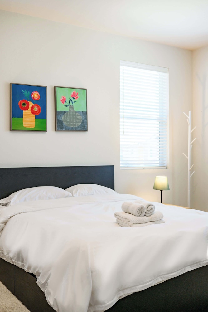 Sunny & Stylish Near LA 4BR Home w Desks & Lounge