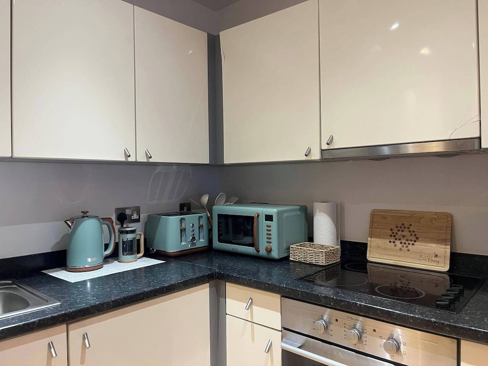 Apartmentsleeps5-city-tv-wifi-seaview