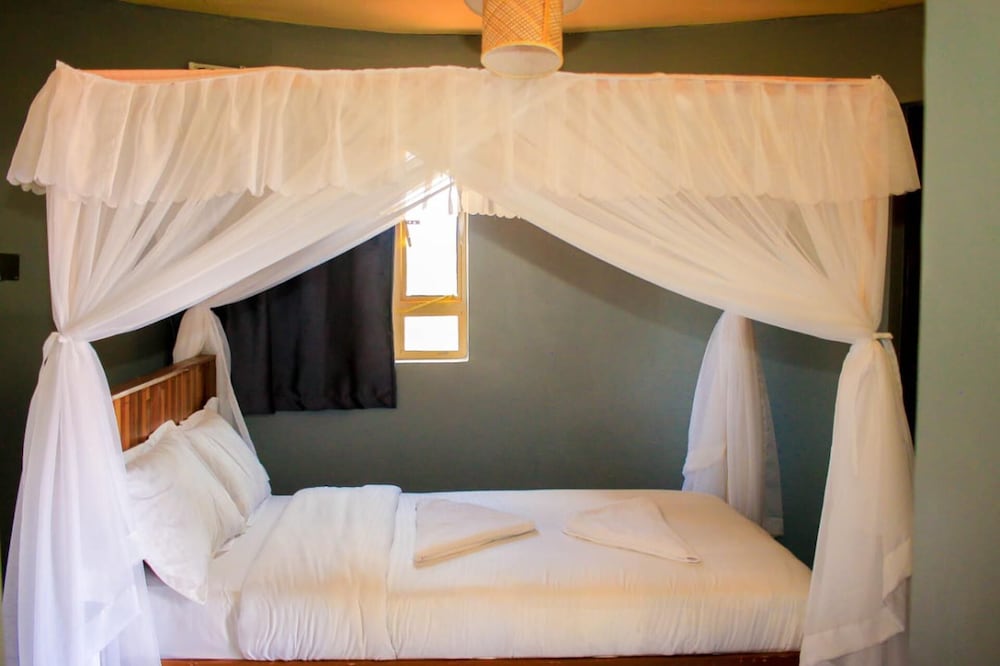 Amanya Hut Sleeps 6 With Mountain Views
