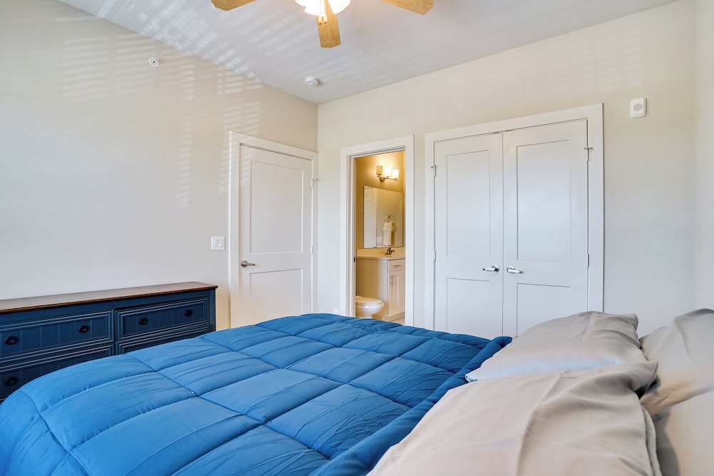 Commute to Fort Worth: Newly Built Apt w/ Pool