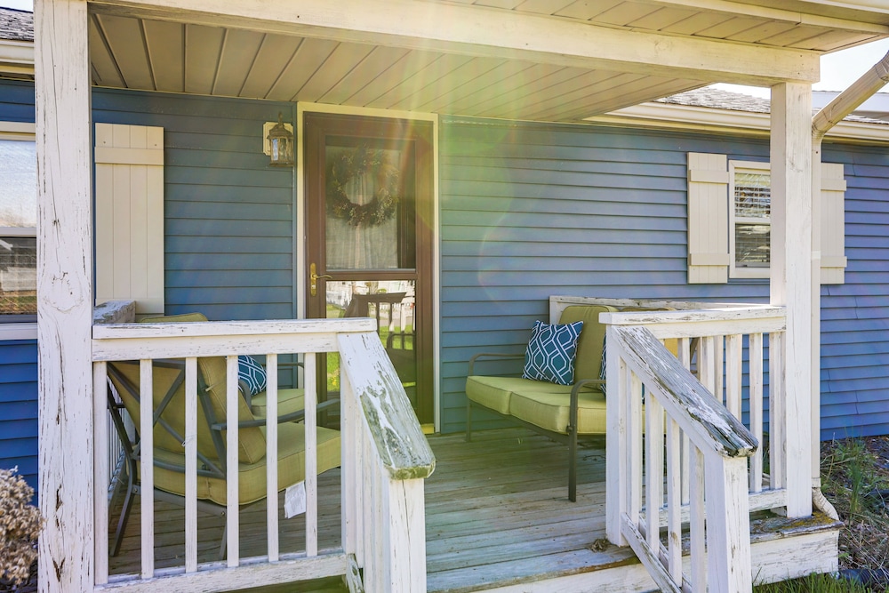 Waterfront Port Clinton Cottage w/ Fire Pit!