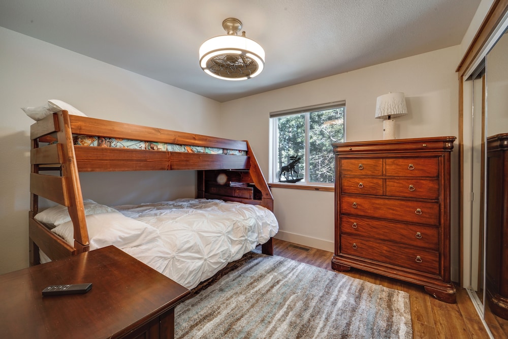 Near Downhill Ski Resort! Hot Tub Haven in Truckee