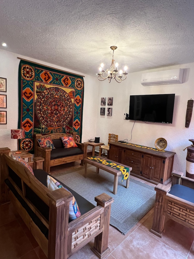 Casa Colonial en Pueblo Mágico by Adhoc